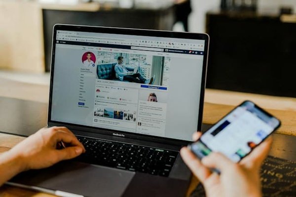 L'utilisation des données pour personnaliser les annonces publicitaires en ligne.