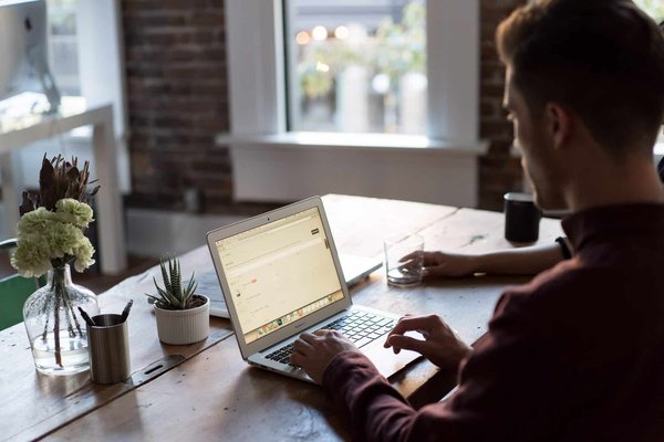 Comment mettre en place une politique de gestion des identités et des accès pour les fournisseurs de services cloud ?