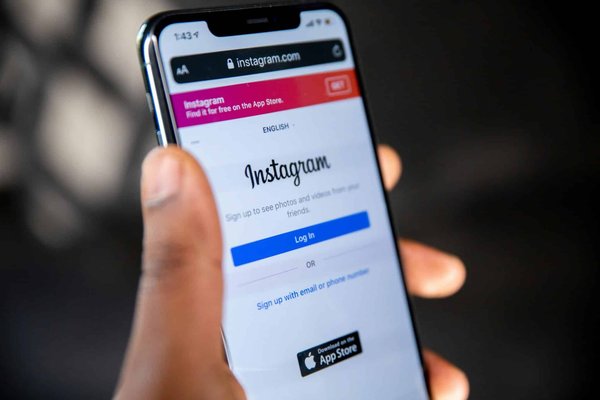 Comment les réseaux sociaux influencent-ils la perception de soi et l'estime de soi ?