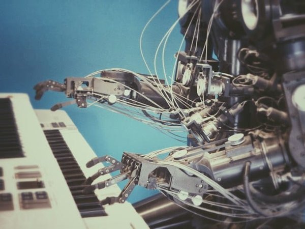 Quelles sont les applications de l'IA dans l'industrie de la musique pour la composition et la production ?