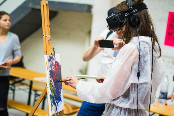 Quels sont les avantages des outils de création de contenu en réalité virtuelle pour les artistes ?