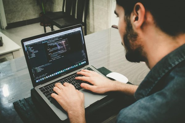 Logiciels sur mesure pour booster votre croissance : solutions de développement informatique personnalisées